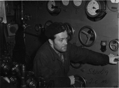2:e Maskinist Helge Stadig vid Huvudtavlan i maskinrum U3 1953. Foto U3 arkiv. 