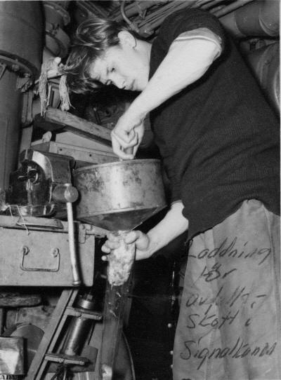 Kocken laddar signalkanonen med avfall, U3 1953. Foto U3 arkiv. 