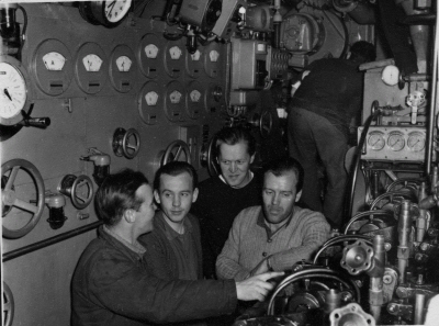 Maskinare Jojje Eklund, R Karlsson, Ryde Wahlberg och Helge Stadig i U3 maskinrum 1953. Foto U3 arkiv. 