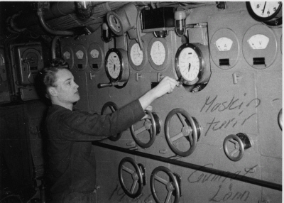 Petty officer Gunnar Lönn at the engine-room telegraph, starboard propultion motor, submarine U3 1956.