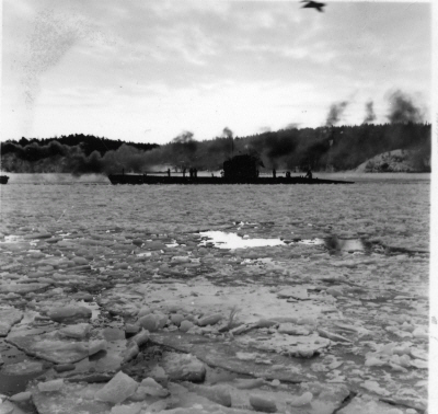U3 under bogsering i isen. Foto Hans Göransson.