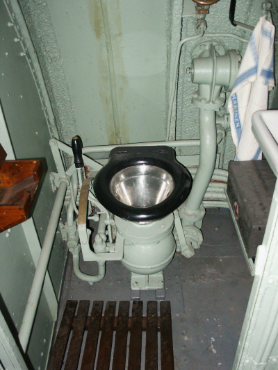 U3. Enda toaletten ombord på babordssidan av Maskinrummet. Foto U3 arkiv.