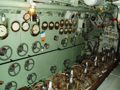 U3. Maskinrum förut från SB, Dieselmotor och Manövertavla. Foto U3 arkiv.